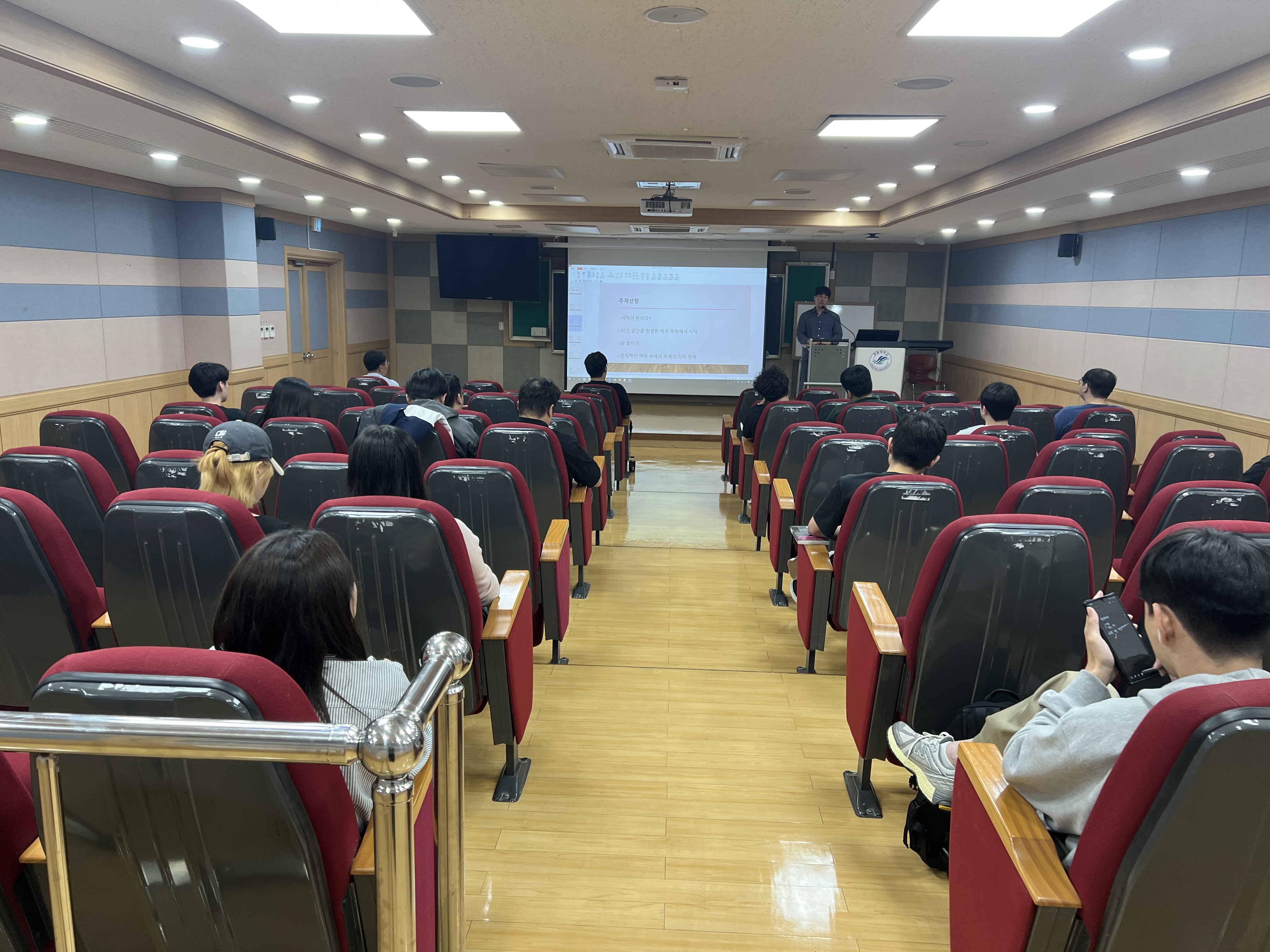 20250925_졸업논문 설명회 사진 3.jpg 첨부 이미지