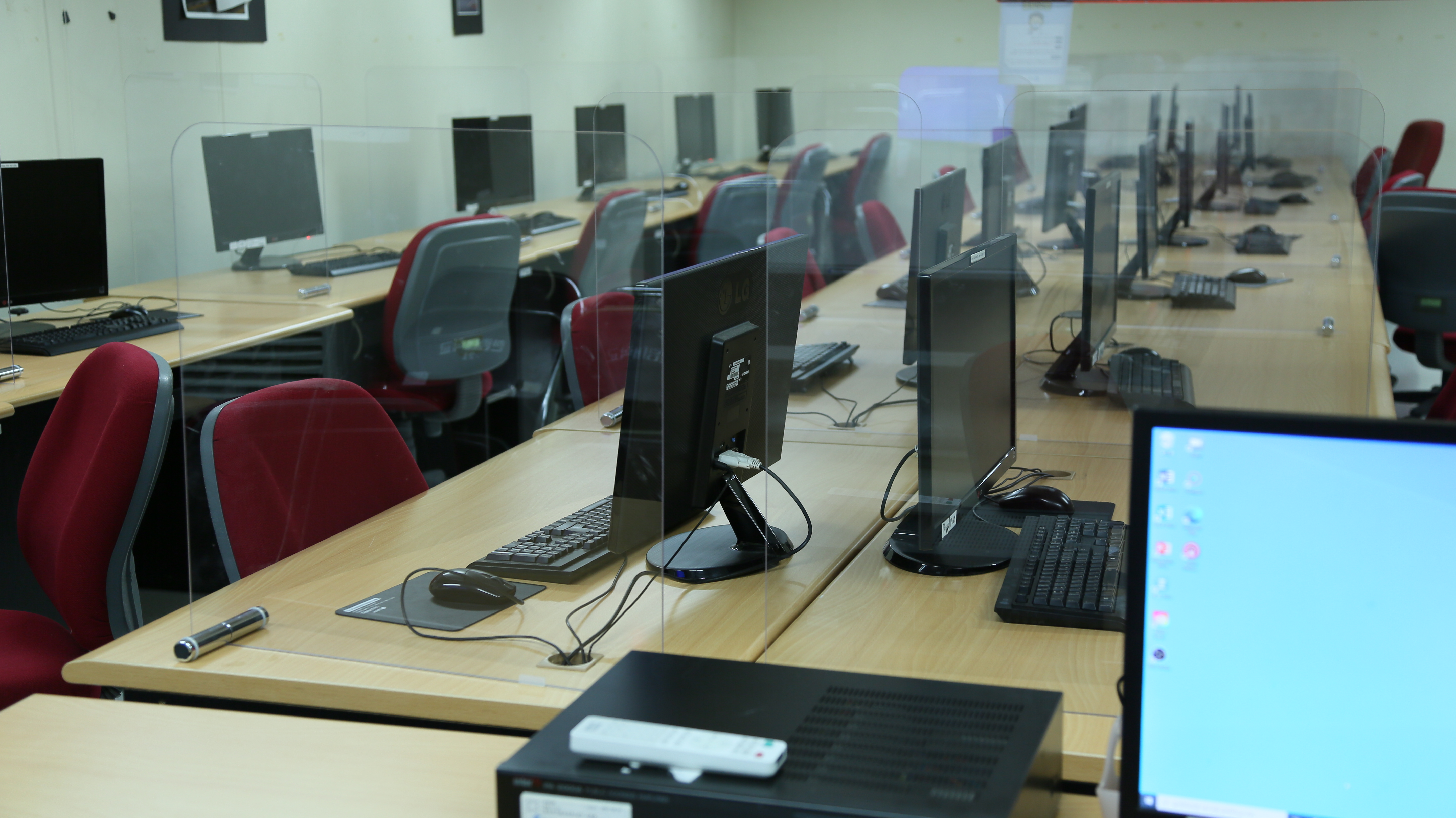 ※컴퓨터그래픽실(일송아트홀 지하1층 11B124)(PC실_(2).JPG)