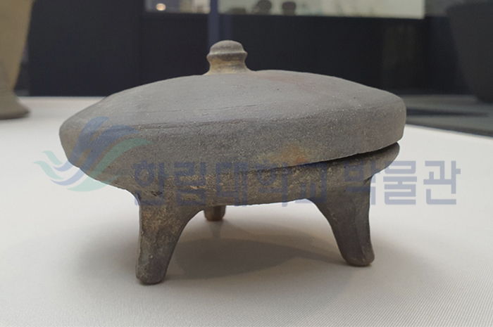 전시실_유물_세발토기_포토샵버전.jpg 이미지