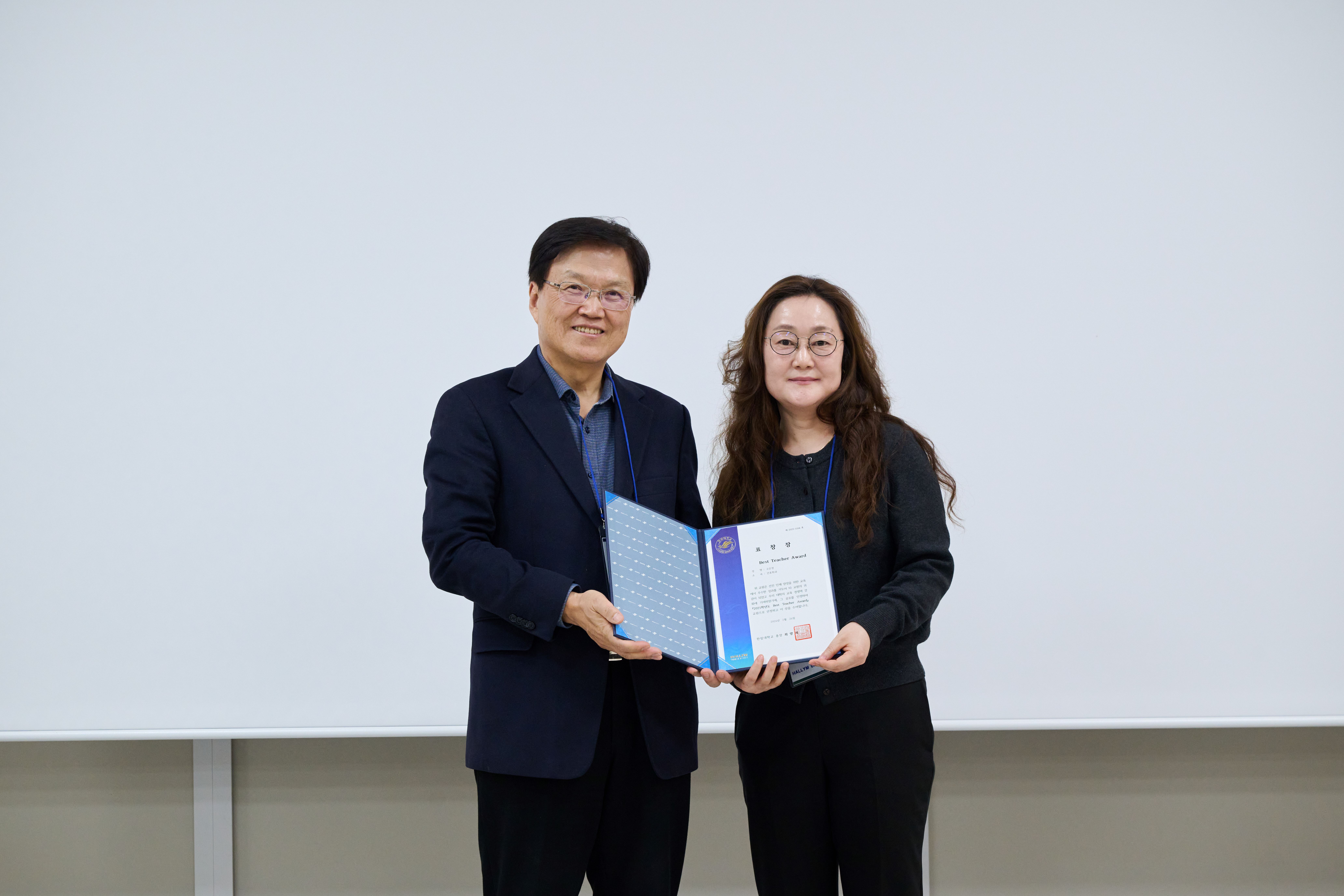 고은정 교수(오른쪽)가 최양희 총장(왼쪽)과 함께 상장을 들고 서있다.